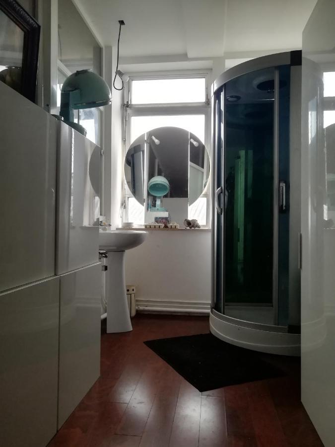 Ghostel 1St - Aventure Alternative - Guest House - Arts-Factory-Experience - For Artists, Makers And Open Minds - Attention, We Are Not A Hotel And Are Not Adapted For Everybody - Read Host Warnings Before Reservation - Www,Providence,Be Asbl Шарлеруа Екстер'єр фото